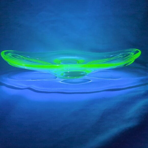 Czech Skrdlovice Uranium Glass Fruit Bowl UV Glow Vaseline Platter 60s Vintage - Picture 6 of 16